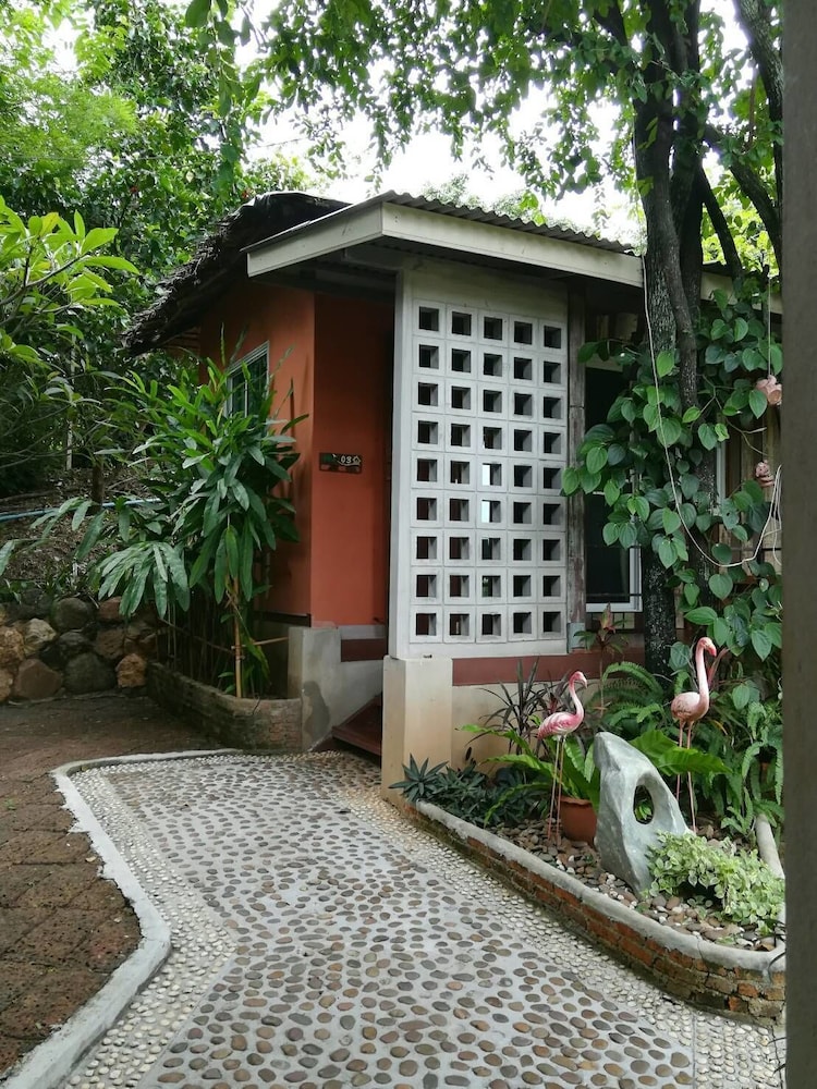 Baan Phuchalianglom, Thailand