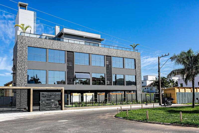 Modern studio w/ family in English STI105, Florianópolis, Brazil