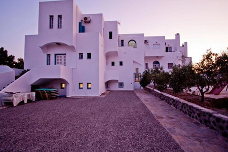 Petra Nera, Perissa, Greece