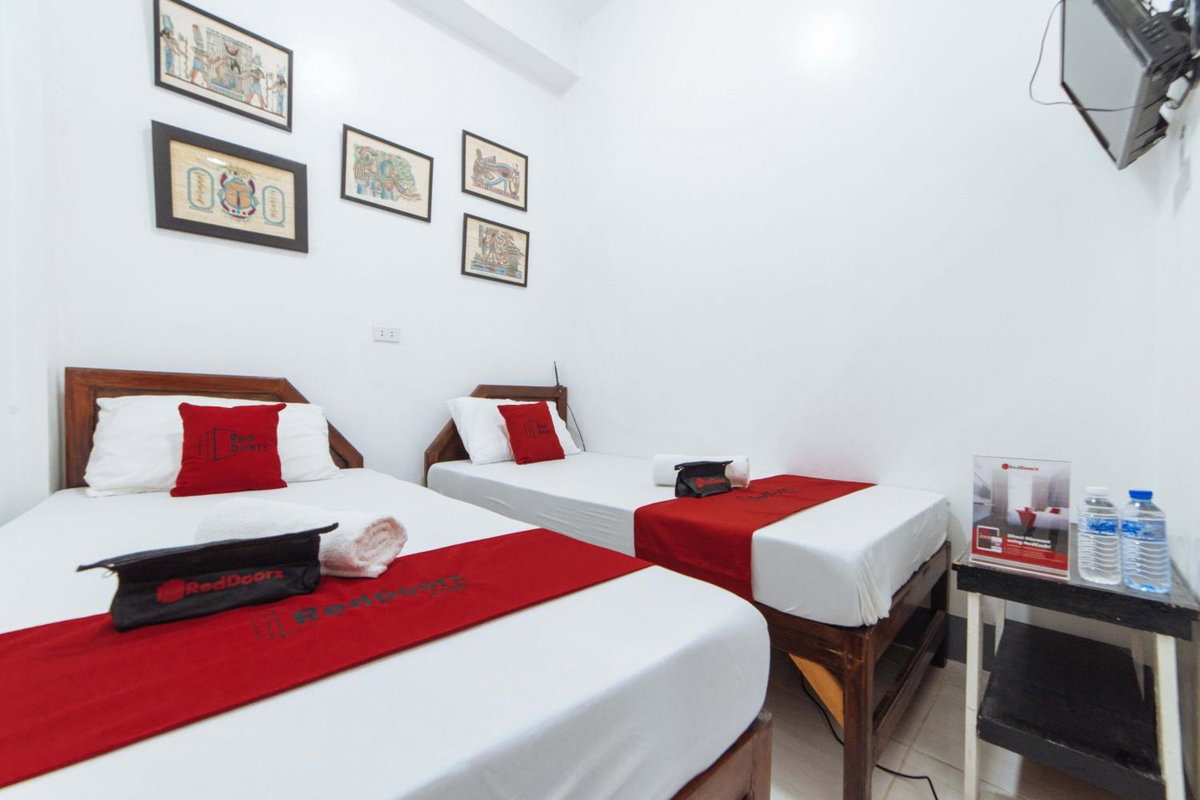 Hotel · RedDoorz @ Plaza Jaro Iloilo, Iloilo City
