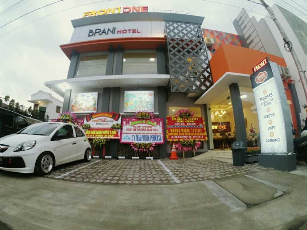 Front One Boutique Brani Solo, Indonesia