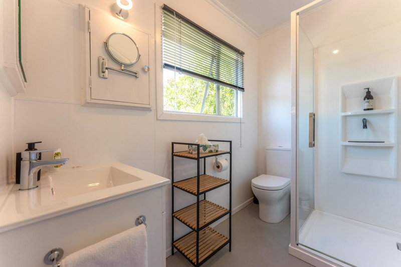 Four Palms Cottage - Onetangi Holiday Home, Onetangi, New Zealand