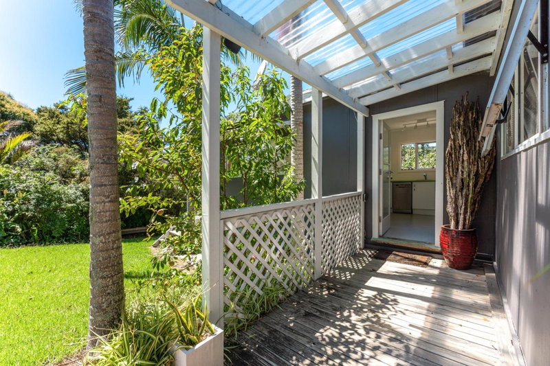 Four Palms Cottage - Onetangi Holiday Home, Onetangi, New Zealand