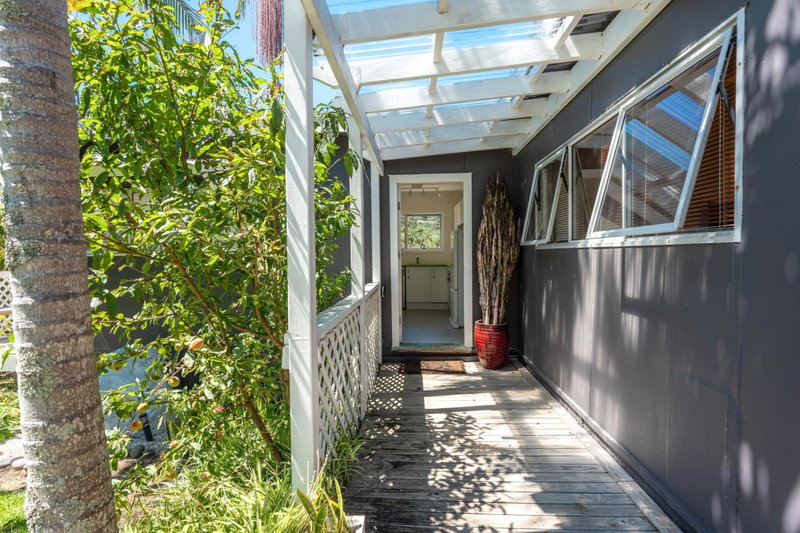 Four Palms Cottage - Onetangi Holiday Home, Onetangi, New Zealand