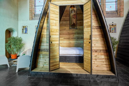 Sleeping in a Church - Bed & Bar Tolomeus, Diksmuide, Belgium