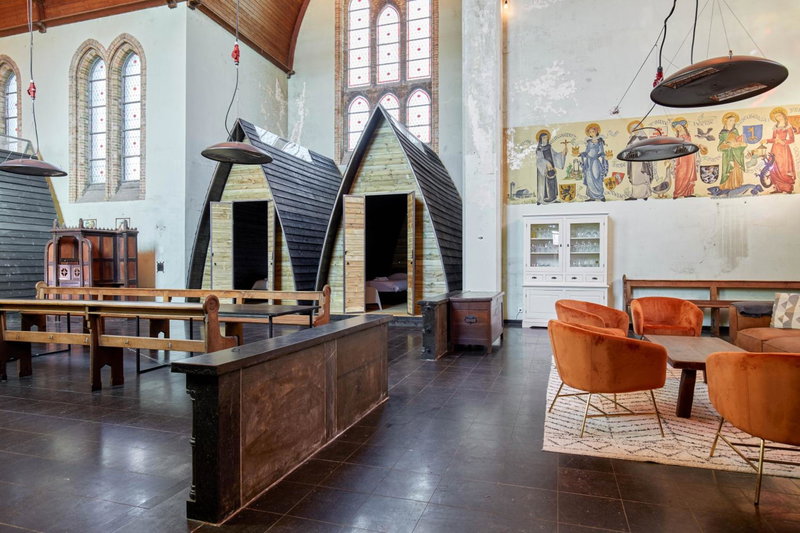 Sleeping in a Church - Bed & Bar Tolomeus, Diksmuide, Belgium