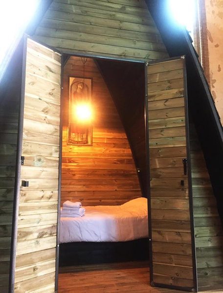 Sleeping in a Church - Bed & Bar Tolomeus, Diksmuide, Belgium