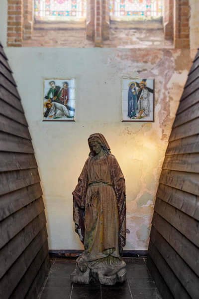 Sleeping in a Church - Bed & Bar Tolomeus, Diksmuide, Belgium