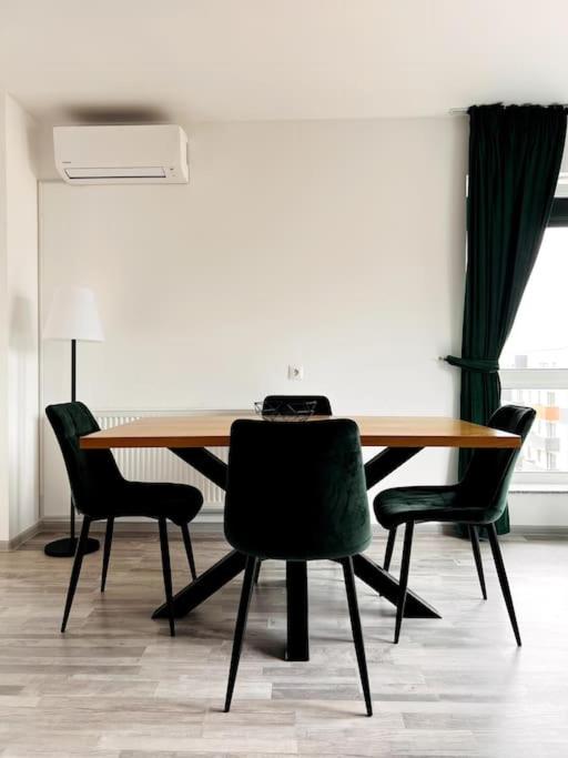 Hotel · Skylark - Singapore Penthouse with Jacuzzi & Panoramic View, Braşov