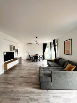 Skylark - Singapore Penthouse with Jacuzzi & Panoramic View, Braşov, Romania