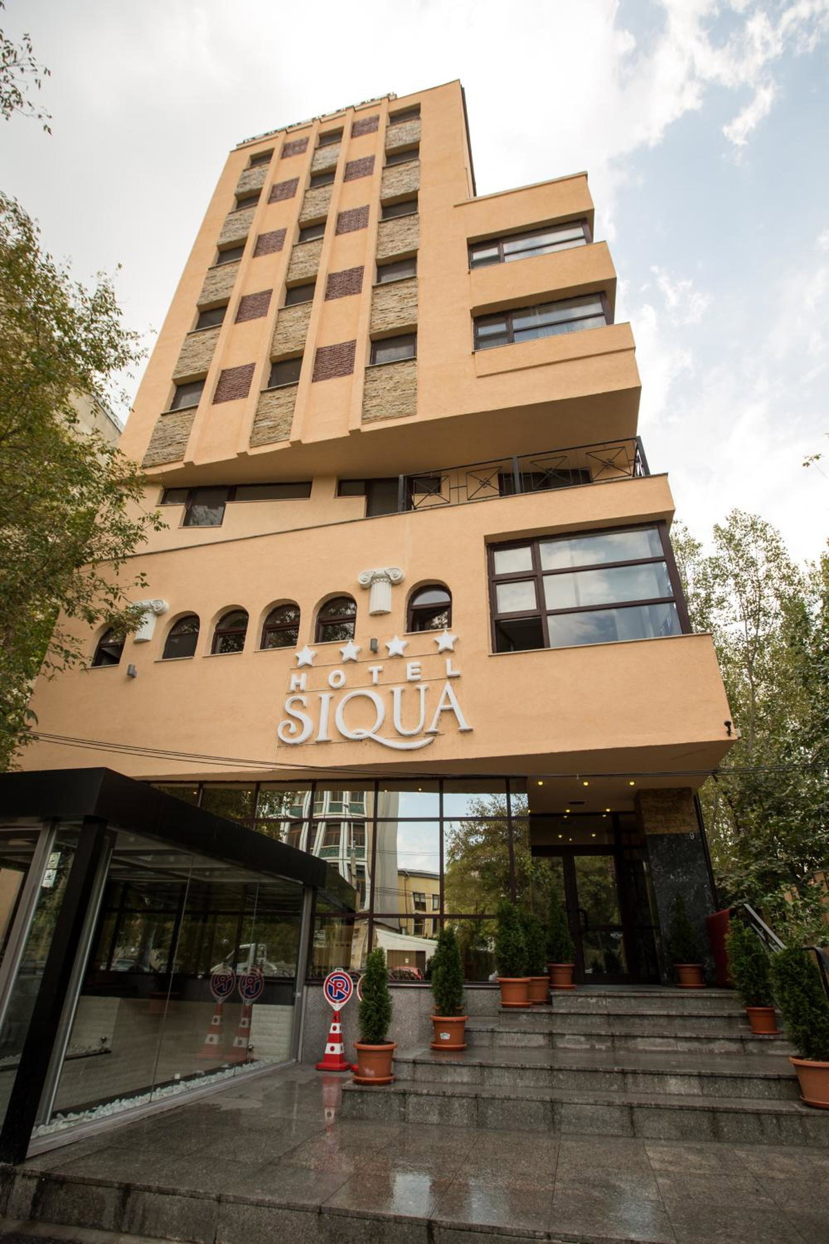 Casa Siqua, Romania