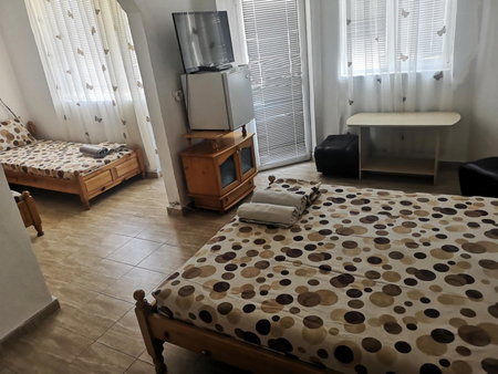 Merilyn Petrich, Petrich, Bulgaria