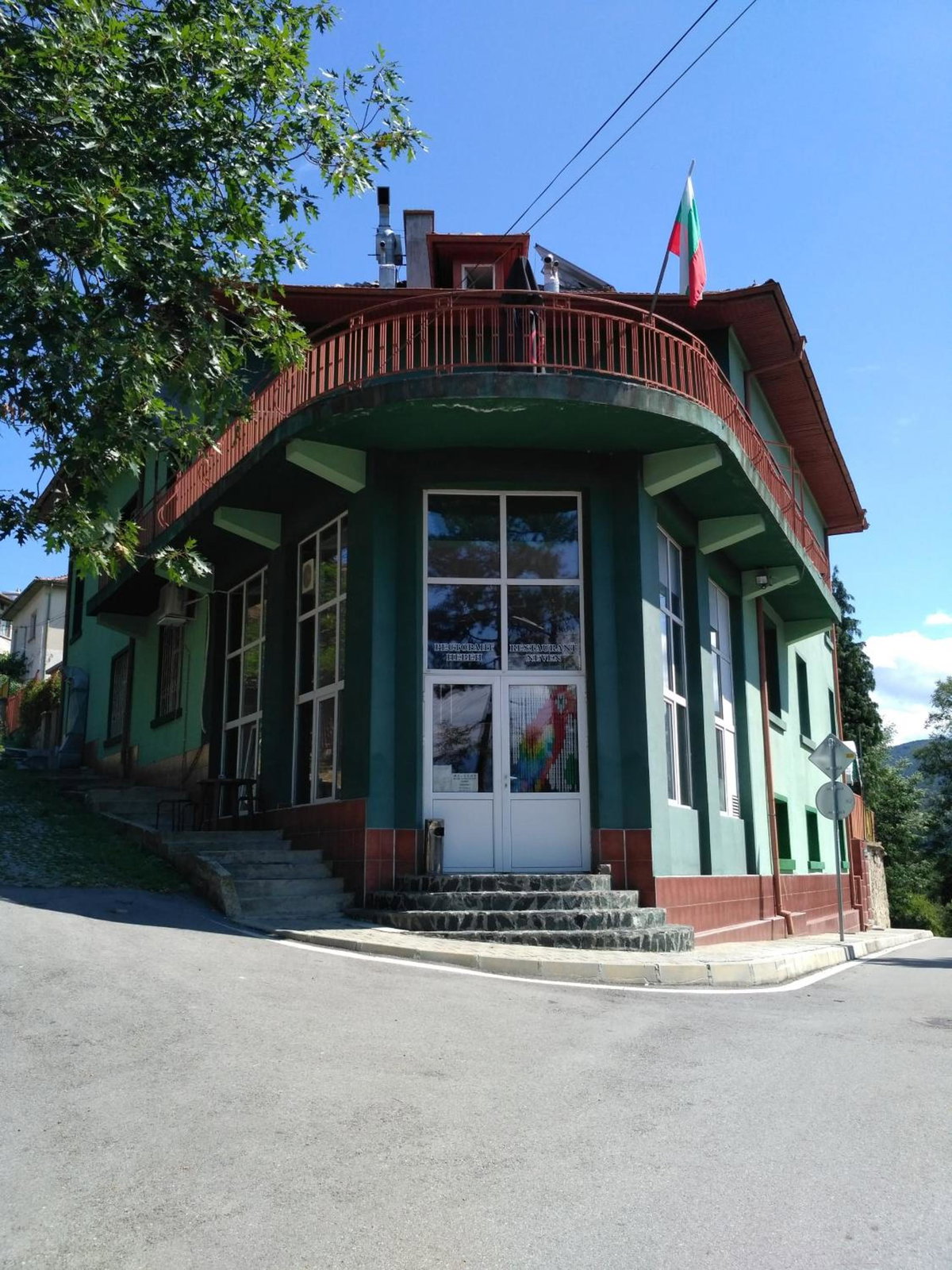 Hotel · семеен хотел "НЕВЕН", Momin Prohod