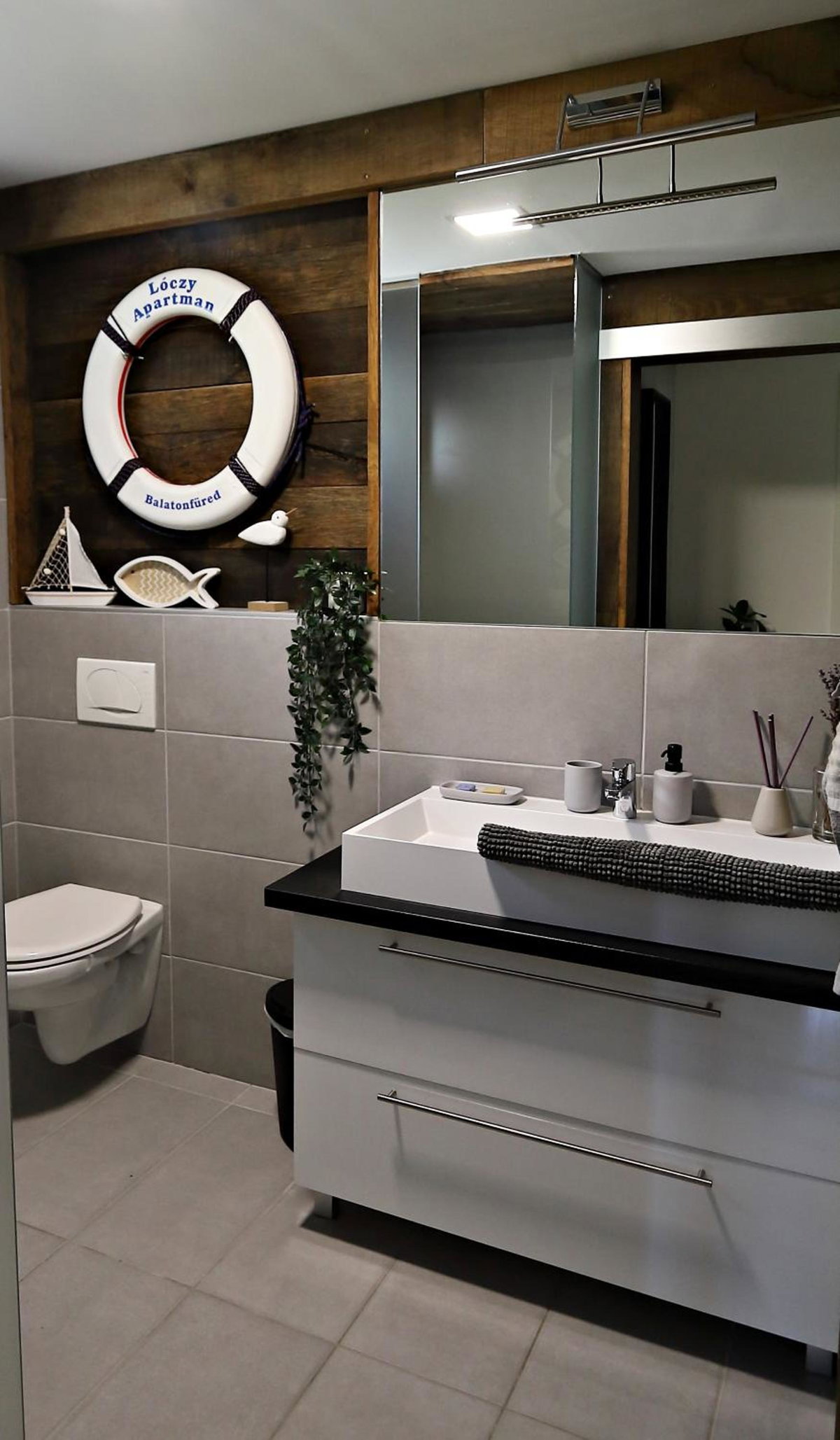 Lóczy Apartman, Hungary