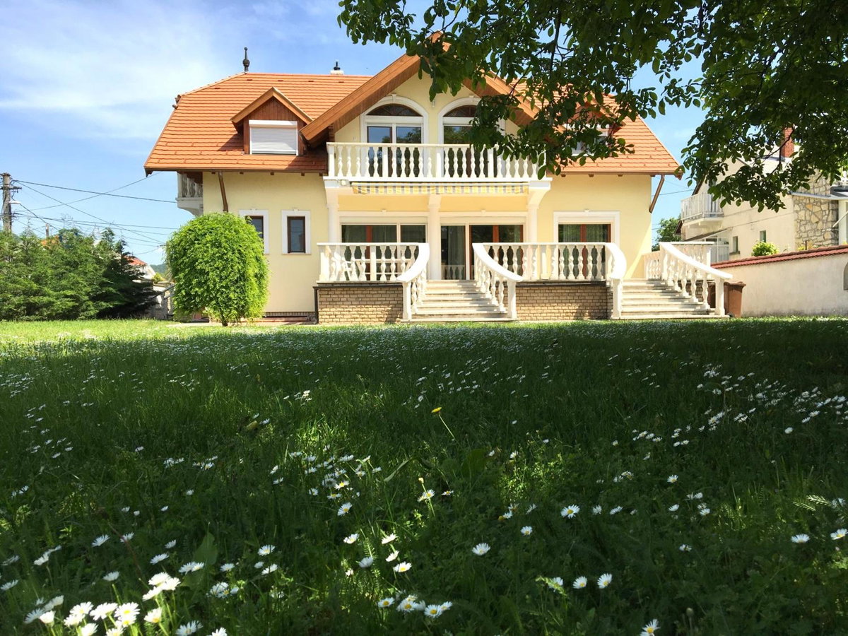 Csók Apartmanház, Hungary