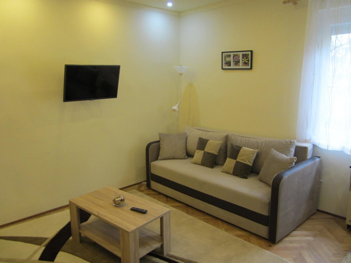 Dudi Apartman, Hungary