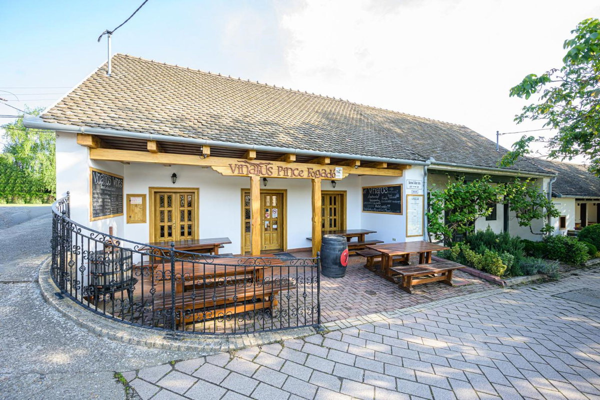 Hotel · Vinatus Pince, Villány