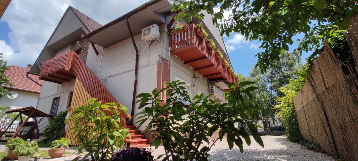 Hotel · Timbi Vendégház, Vonyarcvashegy
