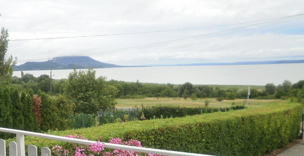 Holdfény Apartman, Hungary