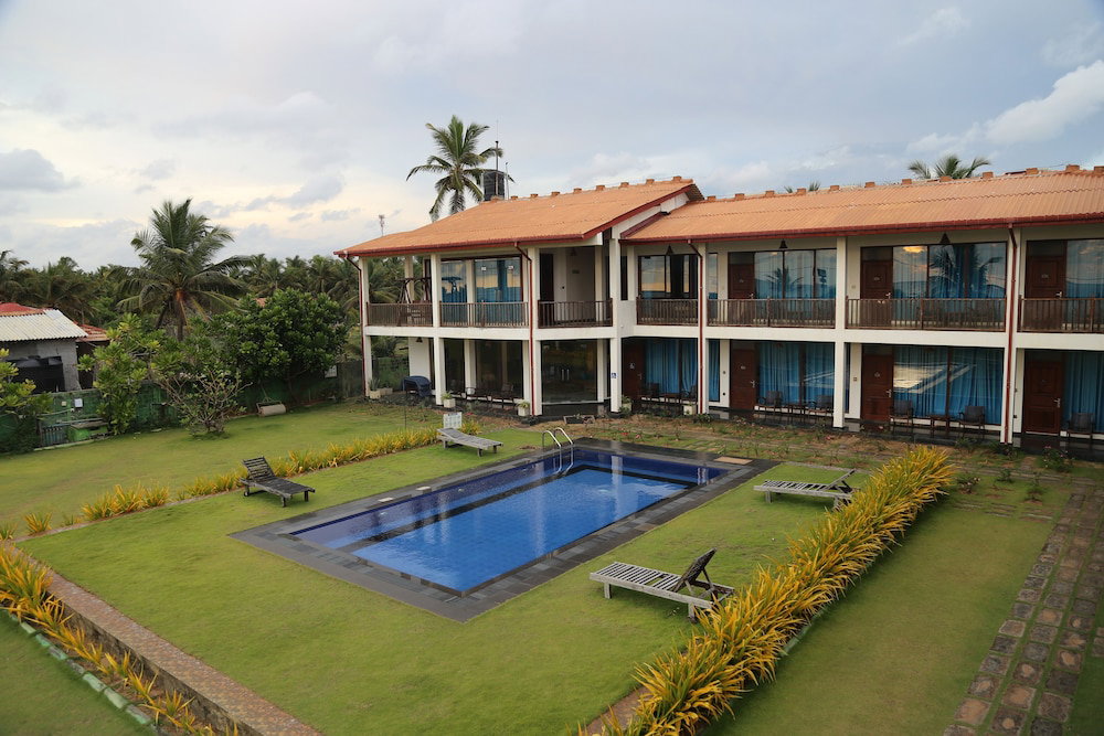 Hotel · Calypso Sunset Beach Hotel, Ambakandawila