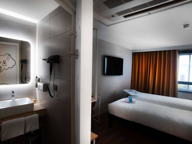 ibis Styles Clermont-Ferrand Aéroport, Clermont-Ferrand, France