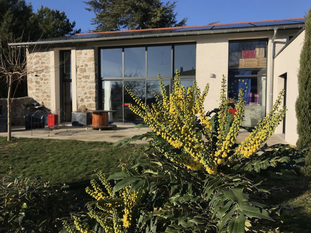 Hotel · Chambres d’hôtes, Gîte, Suite : “Au Hangar ”, Vernosc-lès-Annonay