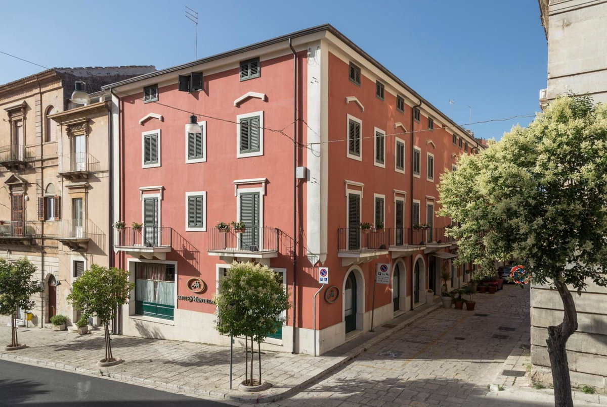 Hotel · Hotel Montreal, Ragusa