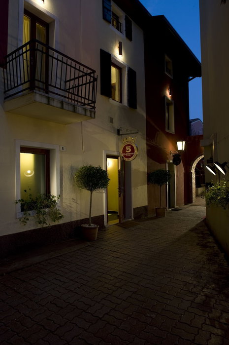 Suite & Breakfast 7 Vizi, Lazise, Italy