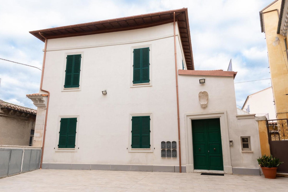 Palazzo Torriglioni, Italia