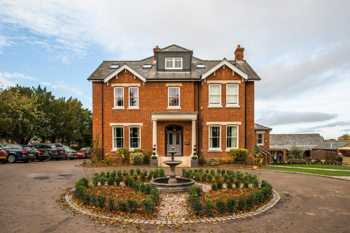 Hotel · The Lodge Duxford, Duxford