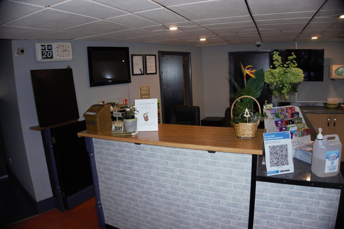 Hotel · Happy Guests Lodge, Lower Whitley