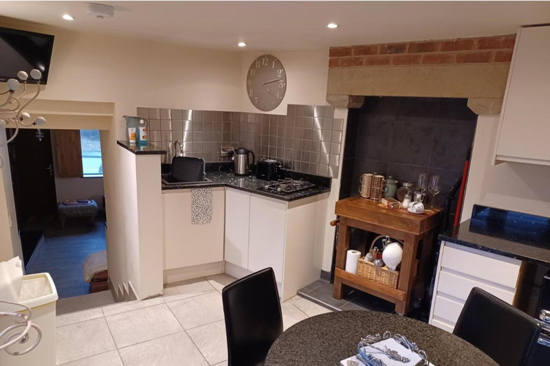 Cozy Cottage Close to Haworth Sleeps 2 with Garden, Keighley, United Kingdom