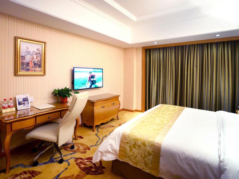 Hotel · Vienna Hotel Shanghai Meilan Lake Metro Station, Luodian