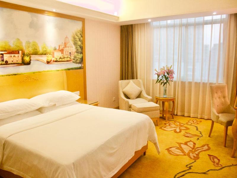 Vienna Hotel Banxuegang Road, Shenzhen, China