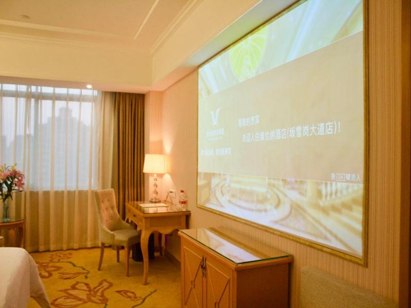 Vienna Hotel Banxuegang Road, Shenzhen, China