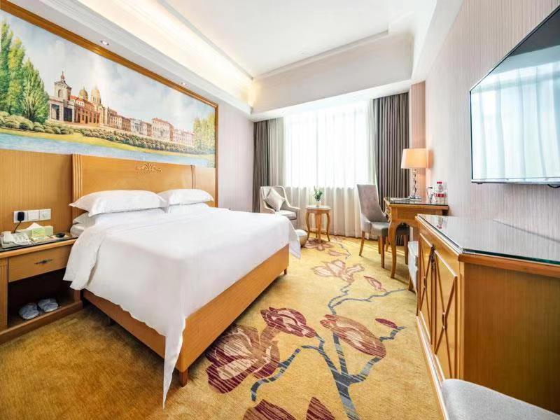 Vienna Hotel Banxuegang Road, Shenzhen, China