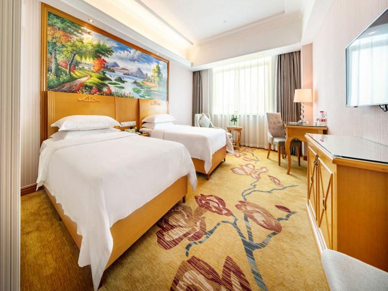 Vienna Hotel Banxuegang Road, Shenzhen, China