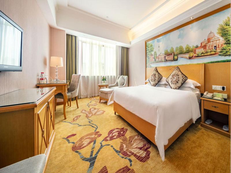 Vienna Hotel Banxuegang Road, Shenzhen, China
