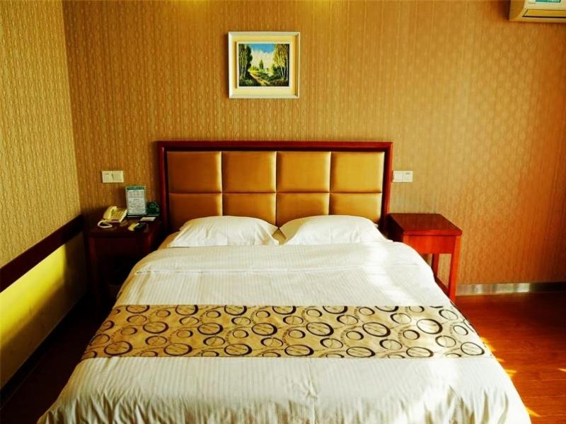GreenTree Inn Jiangsu Nantong Development District Middle Road Business Hotel, Nantong, China