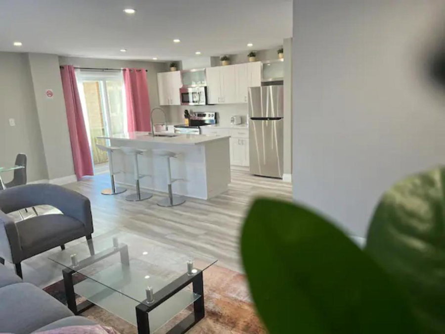 ENTIRE 2 BEDROOM APARTMENT DOWNTOWN - u2, Kitchener, Canada