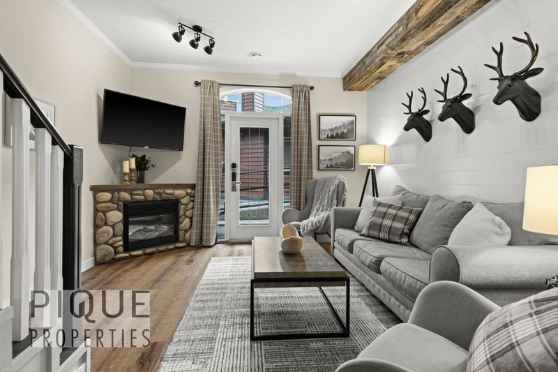 Mystic Mountain Chalet, Heated Outdoor Pool & Hot Tub, Free Parking, Fast Wifi!, Canmore, Canada