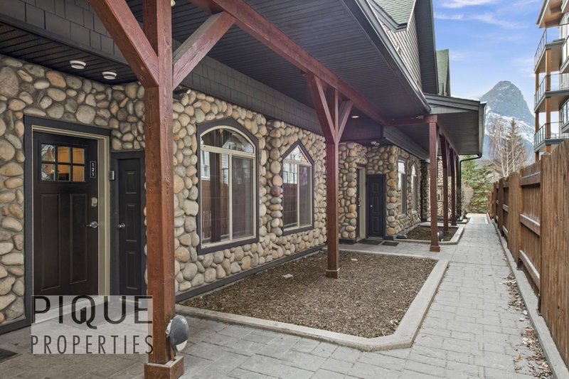 Mystic Mountain Chalet, Heated Outdoor Pool & Hot Tub, Free Parking, Fast Wifi!, Canmore, Canada