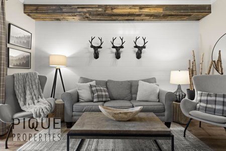 Mystic Mountain Chalet, Heated Outdoor Pool & Hot Tub, Free Parking, Fast Wifi!, Canmore, Canada
