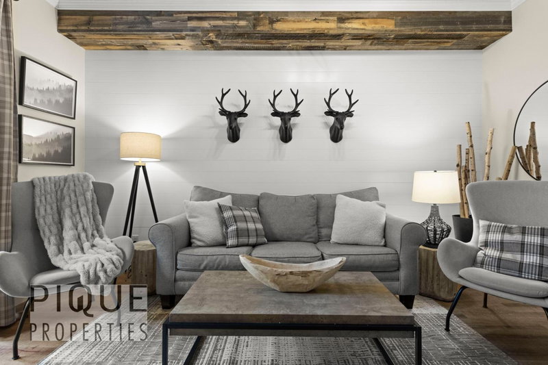 Mystic Mountain Chalet, Heated Outdoor Pool & Hot Tub, Free Parking, Fast Wifi!, Canmore, Canada