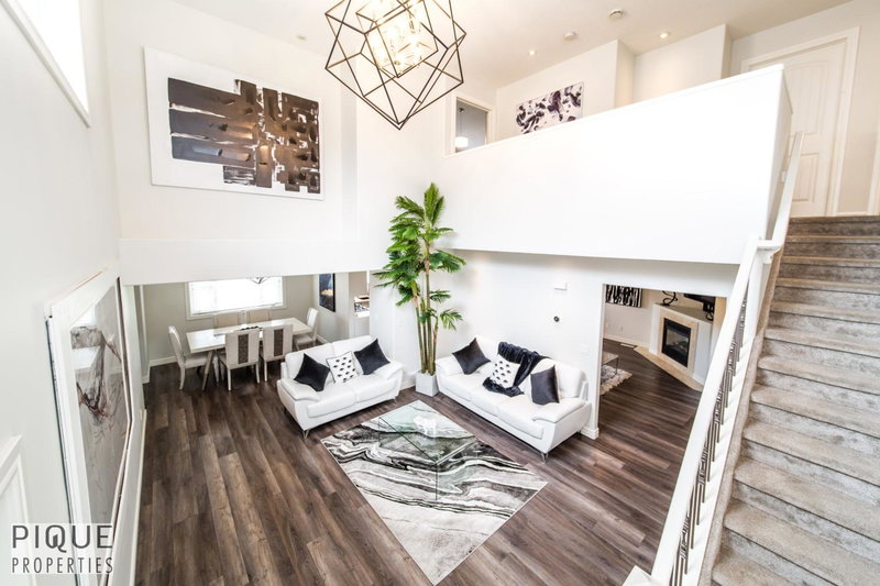 LUXURIOUS 6 Bed Home I Fireplace I near Sports Park I with Double Garage & Fast WiFi!, Edmonton, Canada
