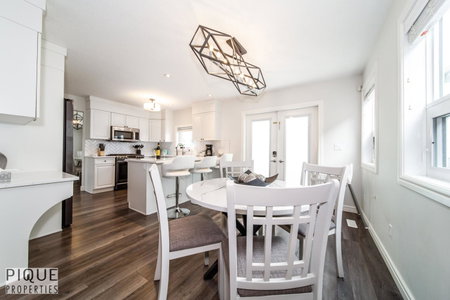 LUXURIOUS 6 Bed Home I Fireplace I near Sports Park I with Double Garage & Fast WiFi!, Edmonton, Canada