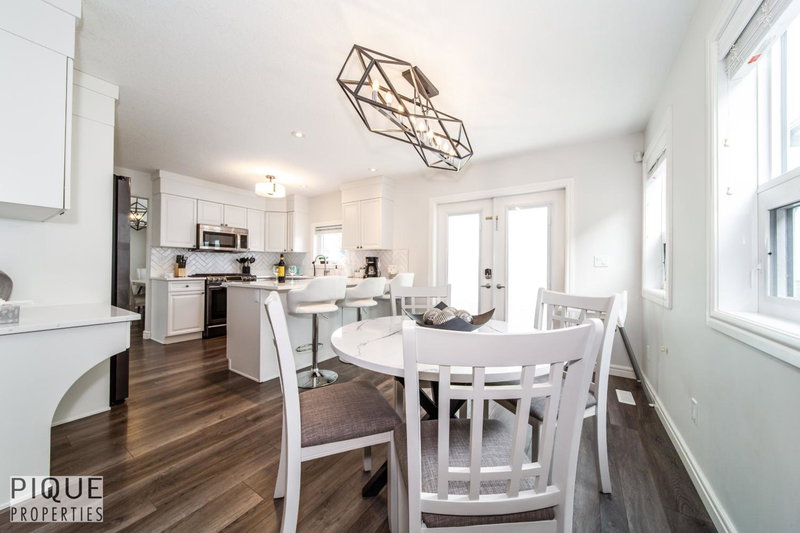 LUXURIOUS 6 Bed Home I Fireplace I near Sports Park I with Double Garage & Fast WiFi!, Edmonton, Canada