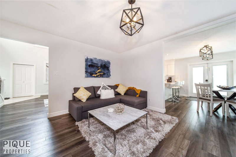 LUXURIOUS 6 Bed Home I Fireplace I near Sports Park I with Double Garage & Fast WiFi!, Edmonton, Canada