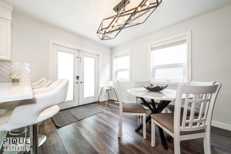 LUXURIOUS 6 Bed Home I Fireplace I near Sports Park I with Double Garage & Fast WiFi!, Edmonton, Canada