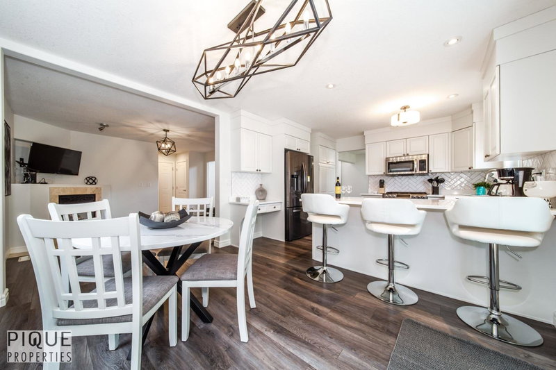 LUXURIOUS 6 Bed Home I Fireplace I near Sports Park I with Double Garage & Fast WiFi!, Edmonton, Canada